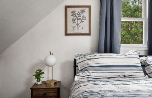 Cozy cabin w hot tub, fire pit & pet-friendly - Foto 26