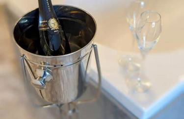 Lux 2 Bed Apartment, 2 Parking spaces, 1 minute to Metrolink - Photo 18