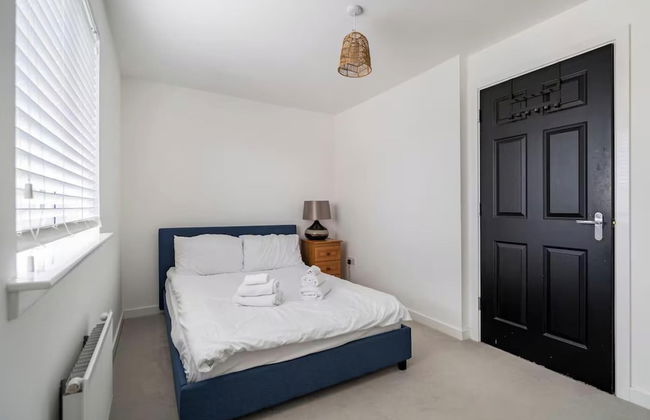 Charming 3 Bed Home in Stepps, Glasgow - Garden & Patio - Photo 5