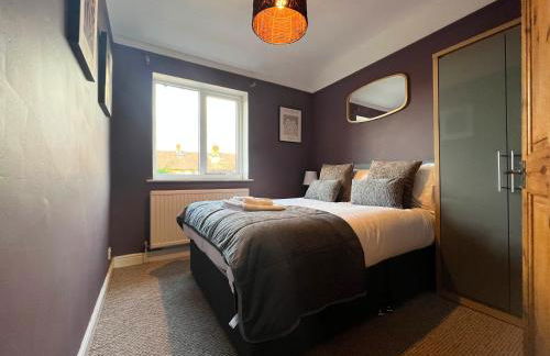 Recently Refurbished 3 Bedroom Home with Parking - Perfect for Longstays - Sleeps 8 - Photo 16
