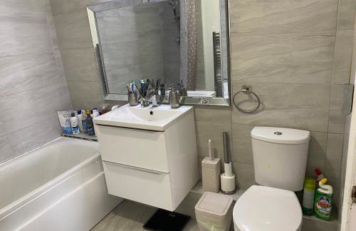 Modern 2 bedroom flat with Sky TV & free parking - Foto 17