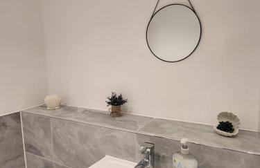 Contemporary 3-Bedroom Home Quiet Rotherham Location with Parking - Foto 5