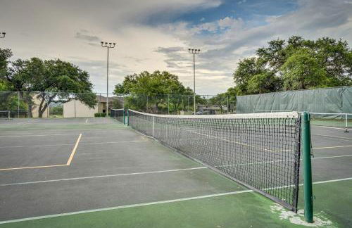 Lago Vista Golf Getaway with Decks and Pool Access! - Foto 58