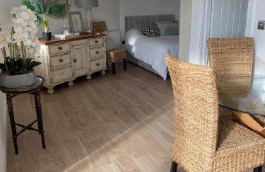 Studio Cabin Retreat with Hot Tub Sea and Downs views in Seaford with own garden - Foto 25