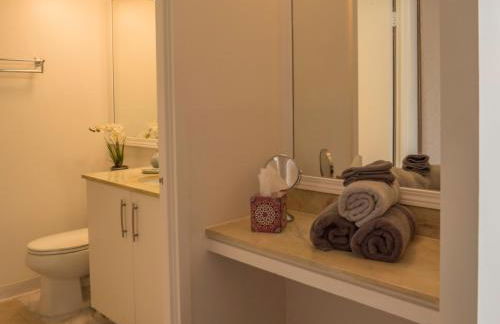 Tropical Studios at Marine Surf Waikiki - FREE PARKING - BEST LOCATION - FULL KITCHEN - SWIMMING POOL - Foto 96