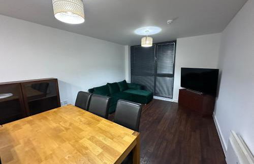 Modern 2 Bed Flat with parking Next to Basildon Station - Foto 4