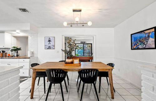 Beachside Escape Poolhouse w Game Room, Grill - Foto 18