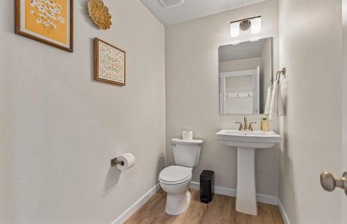 6BR Retreat with Playground Basketball & Sleeps 22 - Foto 35