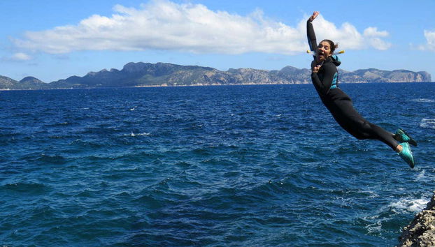 Practicando coasteering en Mallorca