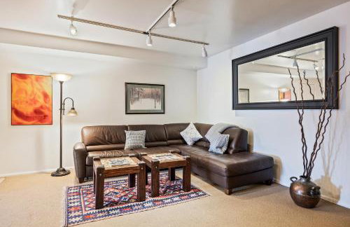 Unbeatable Location, Cozy Studio, Ski-In Ski-Out, Main Street Access, Perfect for Adventure! - Photo 2