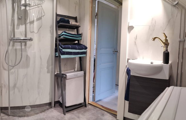 Bright and Spacious Living in Historic Building - Photo 14