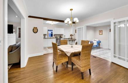 Romantic escape, hot tub, fireplace, massage room! - Foto 45