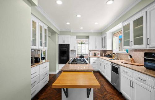 Spacious 5BR LA Villa with Pool Spa & Game Room - Foto 3