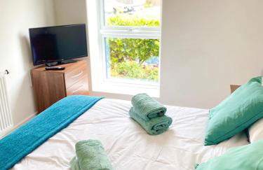 2 Double beds OR 4 Singles, 2 Bathrooms, FREE PARKING, Smart TV's, Close to Gunwharf Quays, Beach & Historic Dockyard - Foto 13