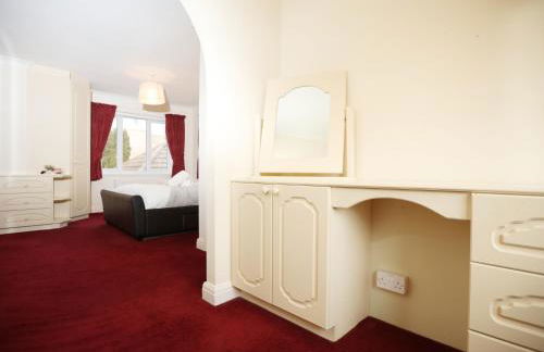 Is Y Coed Place By N And N Stays Ltd, Spacious 5 bed house in Wenvoe Cardiff, With Free Private Parking, Garden and WIFI - Photo 47