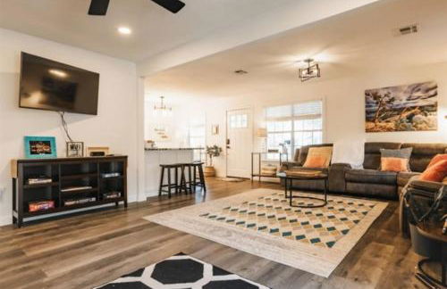 Longhorn Home with King Bed & Rain Showers Walk to DT Activities, Lake & Eateries - Foto 9