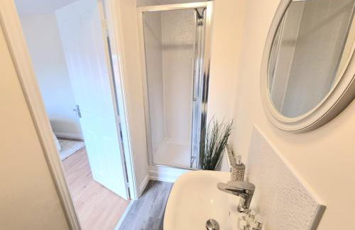 Stylish Spacious 4 Bed Townhouse near station with Parking & High Speed WiFi - Foto 31