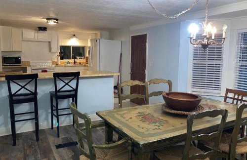 Tucked Away Newly Renovated 4 Bedroom 2 Bath Sleeps 12 - Foto 6