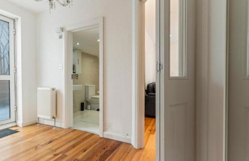 Charming 2-Bed Flat with Garden in London - Foto 26