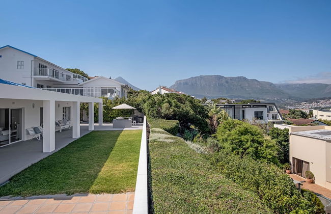 Unwind in Coastal Charm at Villa Santorini - Photo 9