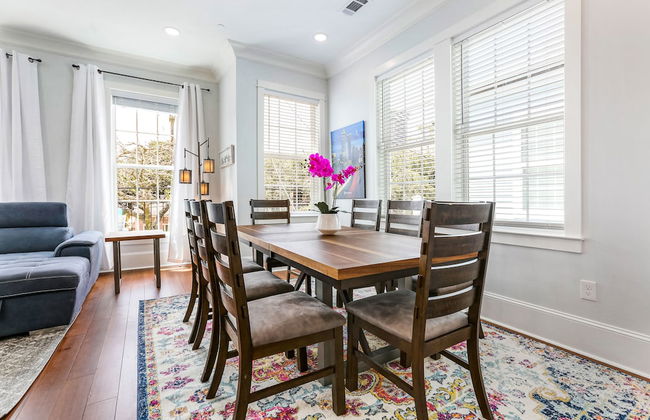 Spacious 5BR Urban Retreat with Balcony & Pool - Foto 17