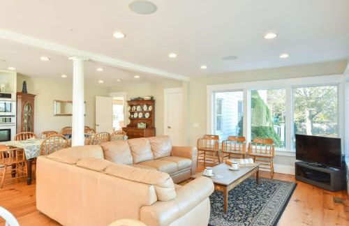 Waterfront Fun at this Huge Family Estate - Foto 56