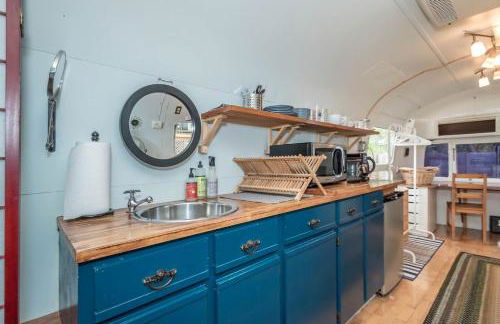 Sleek Retro Airstream Rental for Glamping for Two near Downtown Austin - Foto 4