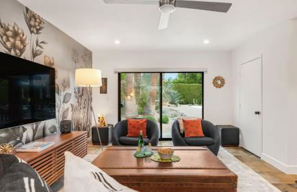 Design-forward Palm Springs home w saltwater pool lush yard multiple outdoor dining areas Casa Papagayo by AvantStay - Foto 21