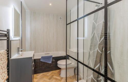 Heart of Cowes - 10 Guests, 200m to Town, Sea View - Photo 19