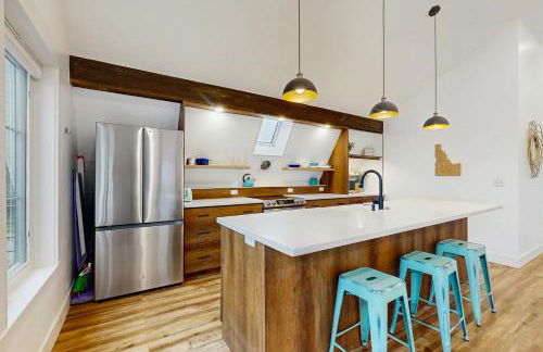 Home with Farmstyle Loft and Views, Mins to Dtwn - Foto 7