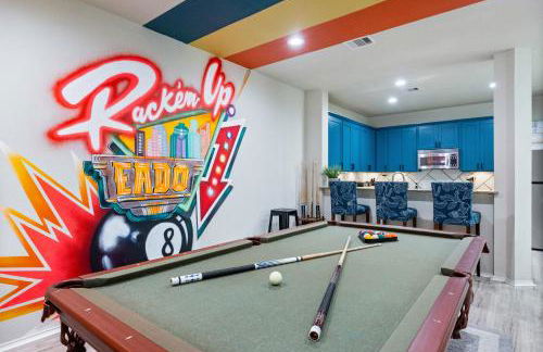 Modern 3-Story Townhome w Pool Table, Sleeps 10 Near Stadiums - Foto 31