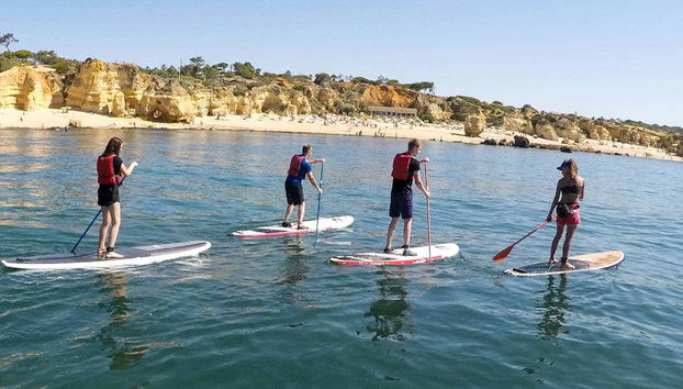 Fazendo paddle surf na costa