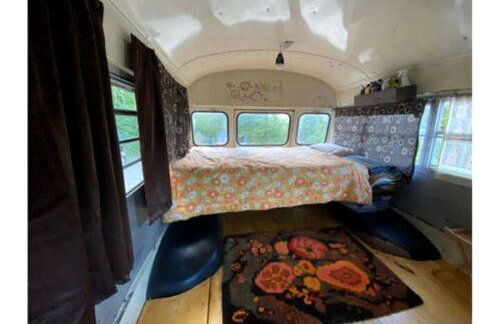Vintage Short Bus Vacation Rental Nestled in the Forest near North Conway, New Hampshire - Foto 3