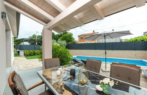 Villa Ajlin with Private Pool - Foto 17