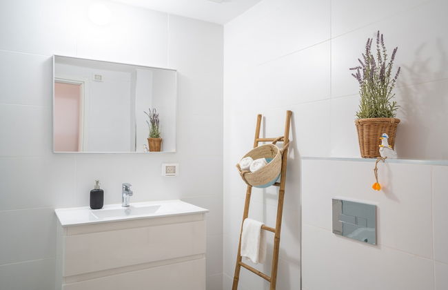 Stylish Seaside Escape with Balcony by Sea N' Rent - Foto 40