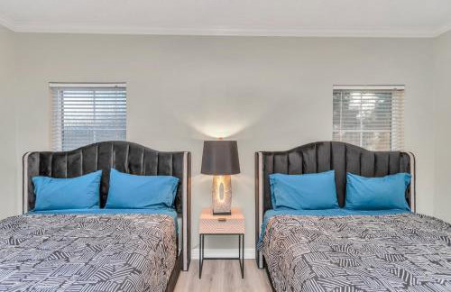 AccessibleGem 3BR Jacuzzi & Air Hockey Sleeps 13 Chinatown - Foto 58