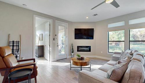 Stunning Lake House with Spacious Bedrooms - Minutes to Local Attractions - Photo 5
