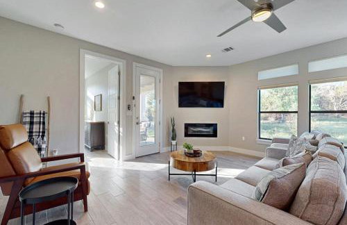 Stunning Lake House with Spacious Bedrooms - Minutes to Local Attractions - Photo 5