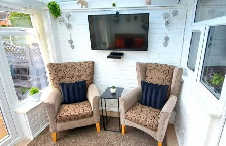 Rosie House 3 bedroom House in Sandbach with Parking - Photo 24