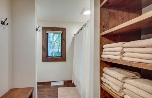 Impressive Presque Isle Lake House with Water Access - Foto 16