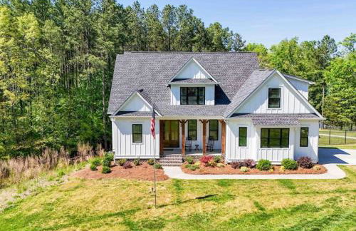 5BR Farmhouse Lake Retreat Pool Hot Tub Theater - Foto 67