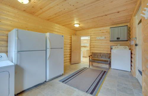 Spacious Winter Retreat with River Access and Kayaks! - Foto 16