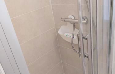 Le 7 - Appartement 2 pièces au calme en bord de rivière, wifi et parking privé gratuit - Foto 18