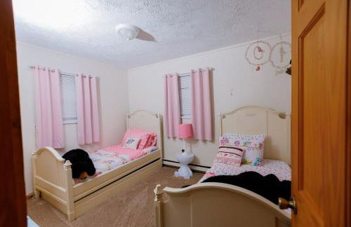 WOW!! Ultimate Pocono Retreat Hot Tub, Game Room, Fire Pit, Near Lakes & Hiking! - Foto 30