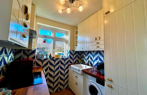 Spacious 3-Bed Family Retreat with Cosy Living and Garden! Free parking - Foto 14