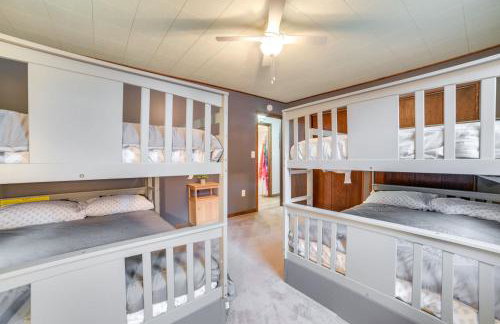 Cozy Houghton Lake Home with Fire Pit and Porch - Foto 16