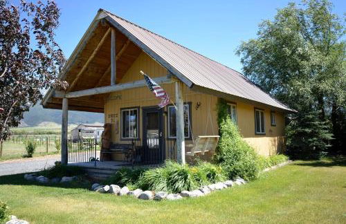 Romantic Cabin Rental with a Delightful Porch near Ennis, Montana - Foto 1