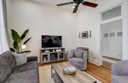 Downtown home with enclosed backyard, deck, streaming, washer/dryer, central AC - Foto 6