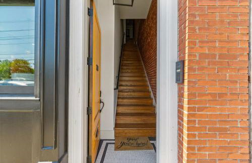 Modern 3BR Condo Walk to Downtown and UT with Parking - Foto 38