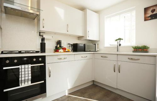 Gregor Place Modern four Bedroom House in Calne with Private Parking, perfect for teams or families staying in the area, Long stays welcome - Photo 43